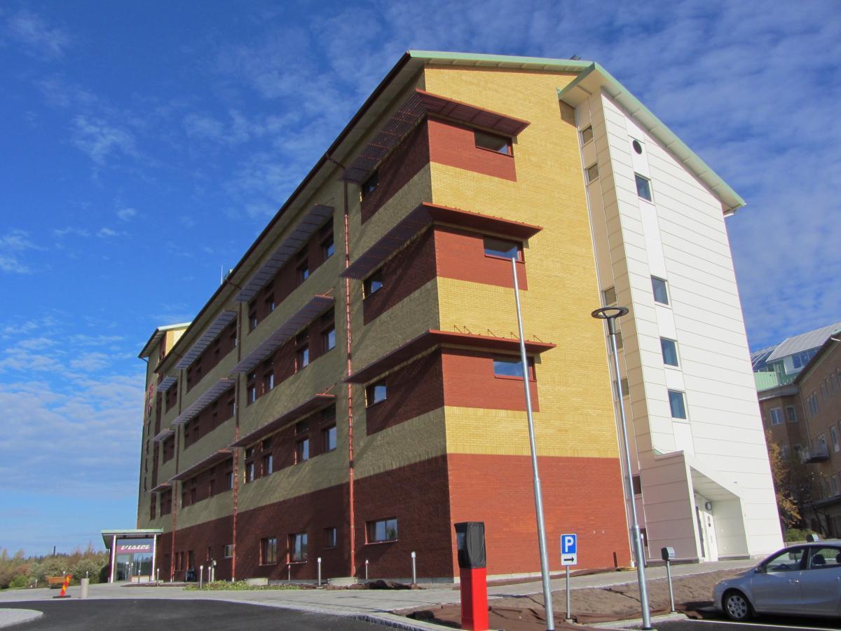 Sunderby sjukhus patienthotell Energiberäkningar visar på ett energibehov av 95 kwh/m2 jämfört med byggkraven på 160 kwh/m2. Uppvärmningen sker med fjärrvärme där spillvärme utnyttjas.