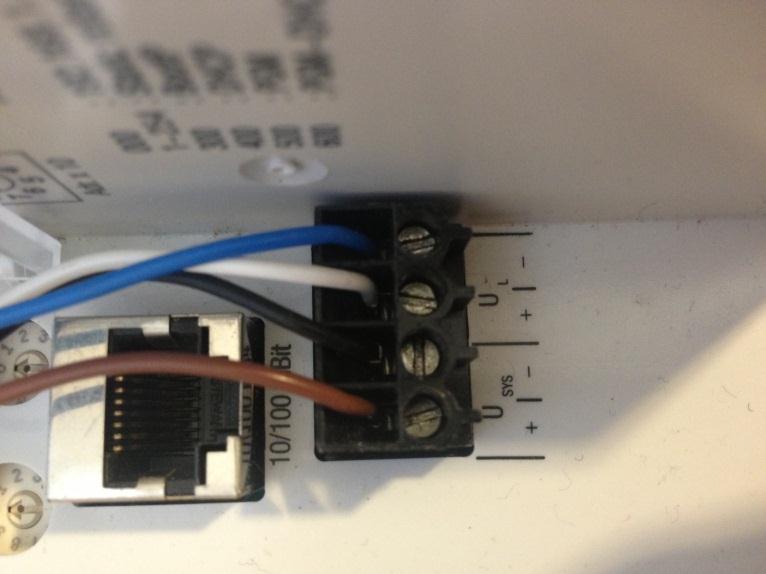 Strömsätt sedan BL20-enheten med 24 Volt (15-30V är accepterat). Se databladet för mer information om strömförbrukning och inkoppling: + och på båda sidorna.