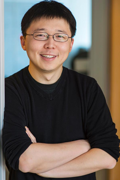 Ett halvår efter Emmanuelle Charpentiers och Jennifer Doudnas första artikel lyckades Feng Zhang vid Broad institutet vid MIT i Boston att använda CRISPR Cas9 systemet även i flercelliga organismer.