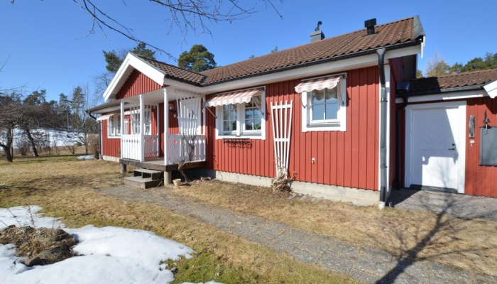 Län Östergötland Gatuadress Kommun Linköping Storlek 5 rum (4 sovrum) / 130 m² Område Lillkyrka/Gistad Tillträde tidigast Enligt överenskommelse " Låga drifts- och uppvärmningskostnader tack vare