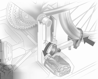 66 Förvaring Rikta in cykeln i bilens längsriktning: Lossa pedalfästet något. Placera cykeln lodrätt med hjälp av vridhantaget på pedalarmshållaren.