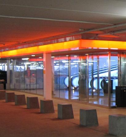 I parkeringsgaraget finns ett torrörssystem installerat för att kyla glasfasaden mellan garaget och köpcentret.