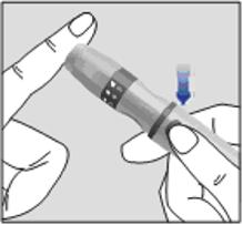 7. Tryck blodprovstagaren försiktigt mot sidan av fingertoppen. Tryck på avtryckaren och lansetten sticks in i huden. Massera fingertoppen försiktigt för att få fram en bloddroppe.