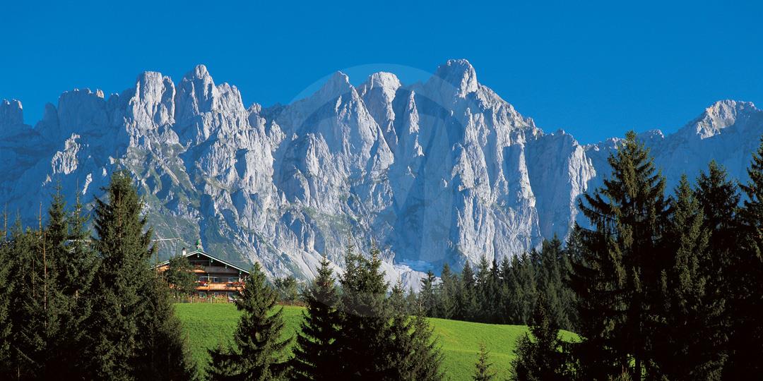 Under resans gång besöker vi Innsbruck (Tyrolens huvudstad), Örnnästet på toppen av berget Kehlstein, Tyrolerafton i Oberndorf, alpinbyn Kitzbühel, båttur på vackra Achensee, Romantiska Vägen, vackra