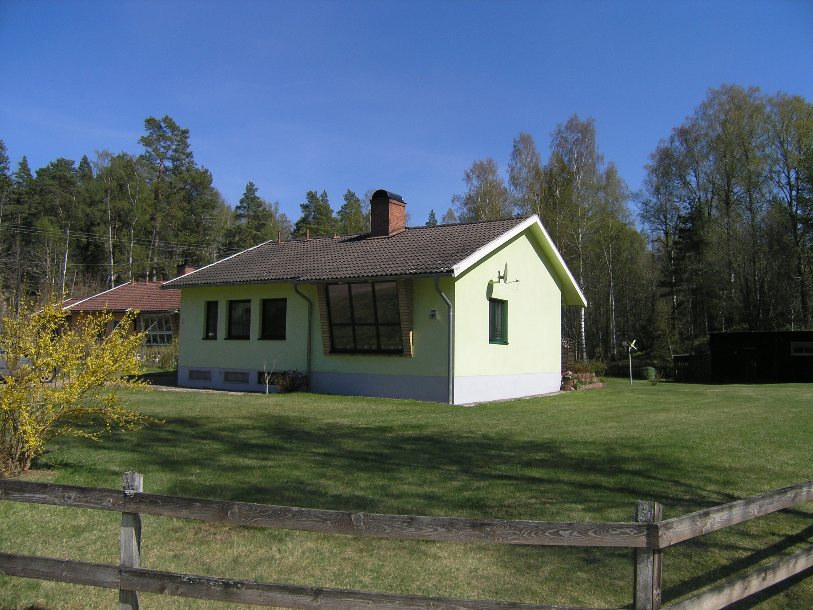 Högsby Skärvetvägen 5 Välskött villa med bra läge, nära till sjö. Nyare fönster, öppen spis, stort härligt vardagsrum. Fräscht badrum samt wc, renoverat 2012 samt 2013.