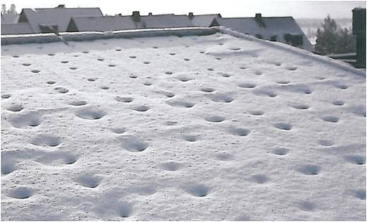 Figur 2 Ett exempel på punktformiga köldbryggor i form av infästningar på ett tak. Foto: Ingemar Samuelson, SP. 2.2 Hur skall jag räkna?