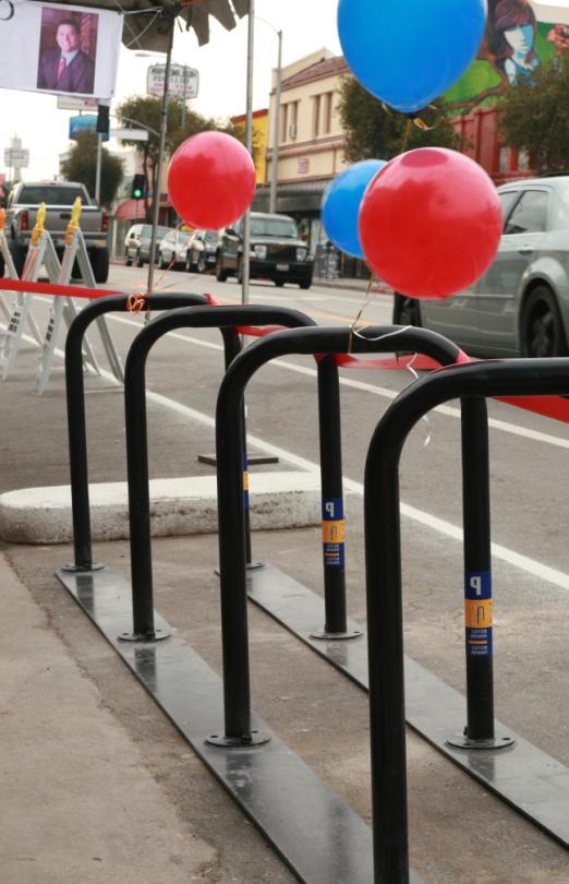 Bild 10, 11, 12: Exempel på bike corrals, cykelparkeringar som använder en parkeringsruta för bil. Bild 10: London (källa: Cyclehoop), bild 11: Portland (källa Transitmiami.