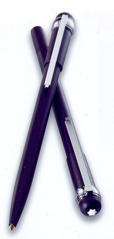 KlotterPlanket PennSpecial Scenium En nyhet från Montblanc. En smal penna som passar till systemkalendrar m.m. Pennan finns endast i svart CT och tillverkas i kulspets, roller och fineliner.