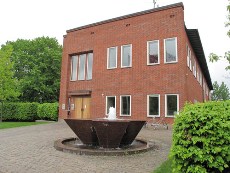 Från varje arbetsplats kan man nå två av varandra oberoende utrymningsvägar och dessa får inte blockeras. Utrymningsvägarna är markerade med gröna utrymningsskyltar.