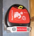 vardagar kl. 0700-1600. Denna är halvautomatisk och ger talade instruktioner och uppmaningar som hjälper till att korrekt utföra defibrilleringen oavsett tidigare kunskap.