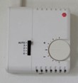 I kontor går normaltemperaturen att påverka via en regulator på vägg. Vrids regulatorn mot plus blir det varmare och vrids den mot minus blir det kallare.