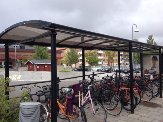 3. Resultat 3.1 Nulägesanalys Idag finns det parkeringsplatser för cyklar på Uddmansgatan, busstationen och Stadsberget. Det finns även ett mindre antal parkeringar i utkanten av centrum.