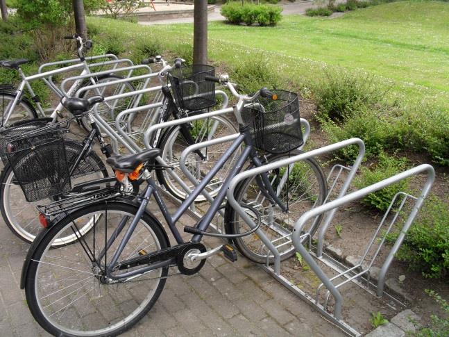 Bilaga 1 Fakta om cykelställ Företaget Smekab har ett cykelställ som heter CS cykelställ. Denna variant är fristående, vilket ger en möjlighet att flytta på cykelstället vintertid.