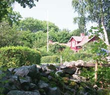 Badplats är s Bullerbyn med gamla bykonstellationer av röda stugor med vita knutar. I en fantastisk kulturmiljö finns samtidigt moderna villakvarter.
