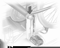 Förvaring 55 Observera! Den maximala bredden för pedalaxeln är 38,3 mm och det maximala djupet är 14,4 mm. Rotera den vänstra pedalen (utan kedjekrans) lodrätt neråt.
