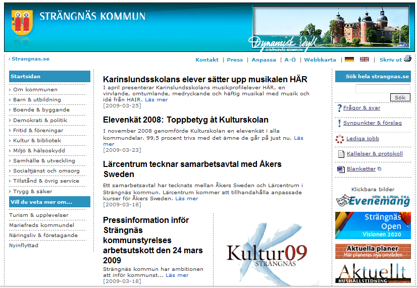 62B5.3. Strängnäs webbplats Strängnäs kommuns startsida domineras av färgerna blått och vitt. Toppfältet består av ett blått sidhuvud med två icke-språkliga element: kommunlogotypen och ett fotografi.