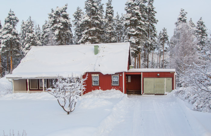 öppen planlösning mellan kök och vardagsrum.