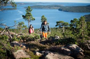 Vår målgrupp - Den globala resenären Den globala resenären: Reser utomlands minst 1 gång per år med minst en övernattning och utgör totalt c:a 70% av befolkningen i våra marknadsföringsområden.