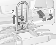 Förvaring 71 Borttagning av cyklarna Lossa spännbanden på båda cykelhjulen. Vrid knoppen moturs och ta bort monteringsfästena.