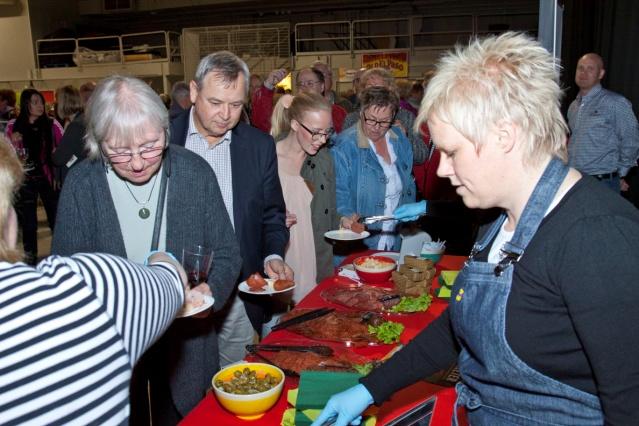 Personalen såg till att det alltid fanns dryck för dem som så önskade Ing-Marie och Bror Säiner från Slättinge tyckte att Lennie var jättebra Susanne, Lennart, Marianne och Rolf hade en trevlig kväll