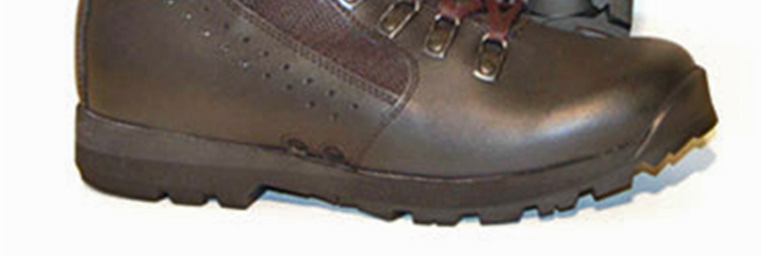 Cold Skills AB 2 Vi rekommenderar att ni väljer skodon med en klack. Det går att ni får bättre grepp när ni går.