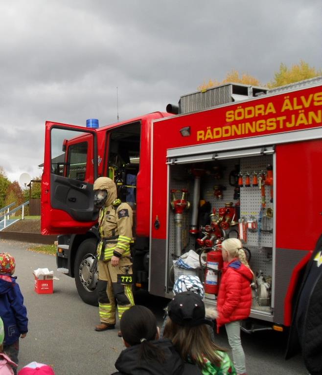 Barnen tittade vad som fanns i brandbilen och de fick provsitta i den, en del barn hade nog gärna följt med brandbilen hem till Dalstorp om inte föräldrarna lyft ur dem.