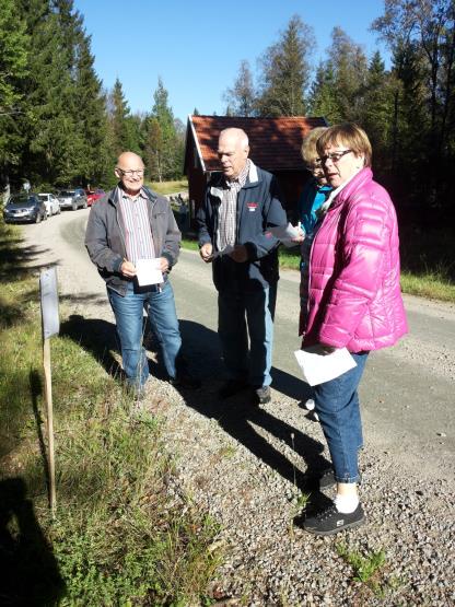 Han fyllde på säd som rann ner mellan kvarnstenarna, maldes och fortsatte ner till bottenvåningen. Där stod Helge och förklarade för intresserade vad som hände och hur man gjorde.