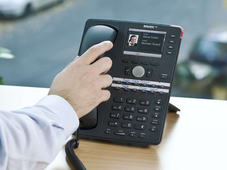 En bra lösning om kunden vill använda telefonerna i en blandad miljö, eller framtidssäkert, om kunden vill flytta hela sin telefoni till Lync i framtiden. Läs mer på http://www.talktelecom.