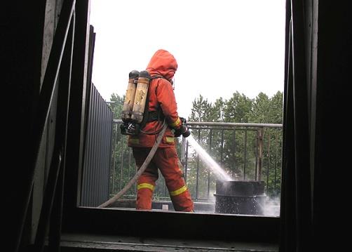 Brandstation några andra larm Bland övriga larm har vi saxat några Brand på balkong: Larm från förbipasserande om rök och eld från balkong på andra våningen Rökdykaren gör sig klar att gå upp på