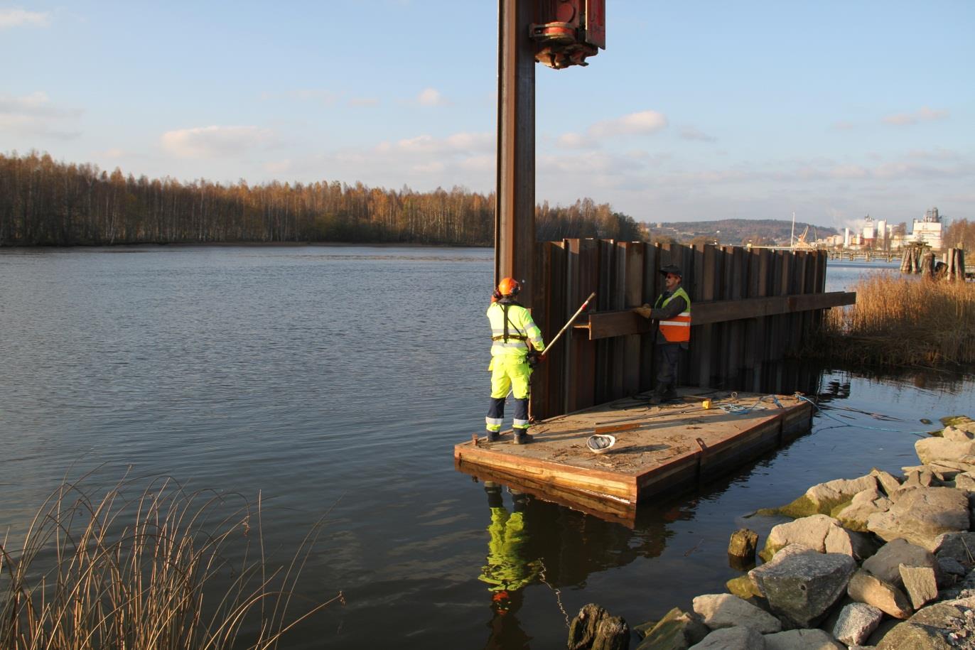 Fotot visar spontsättning vid norra älvkanten av saneringsområdet.