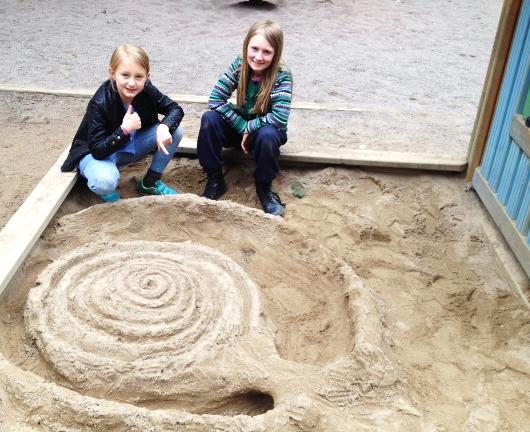 fler bilder Jaele och Asta är sjukt nöjda med sitt rekordstora sultanpalats i sand!