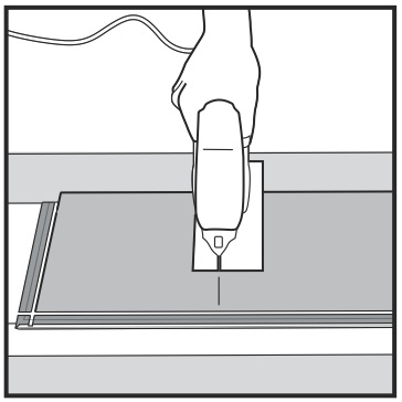 Lägg golvstaven helt tätt intill kortsidan av den första och kontrollera att långsidorna linjerar. Fig 3. Vinkla (fäll) därefter staven rakt ned med en enkel rörelse.