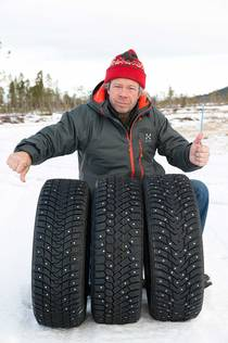 och på snö mäter vi från 0 35. Vi kör både på utomhusbanorna och inne i isladan. KÖREGENSKAPERNA testas på is, snö och våt asfalt där flera rutinerade testförare kör olika banor på tid.