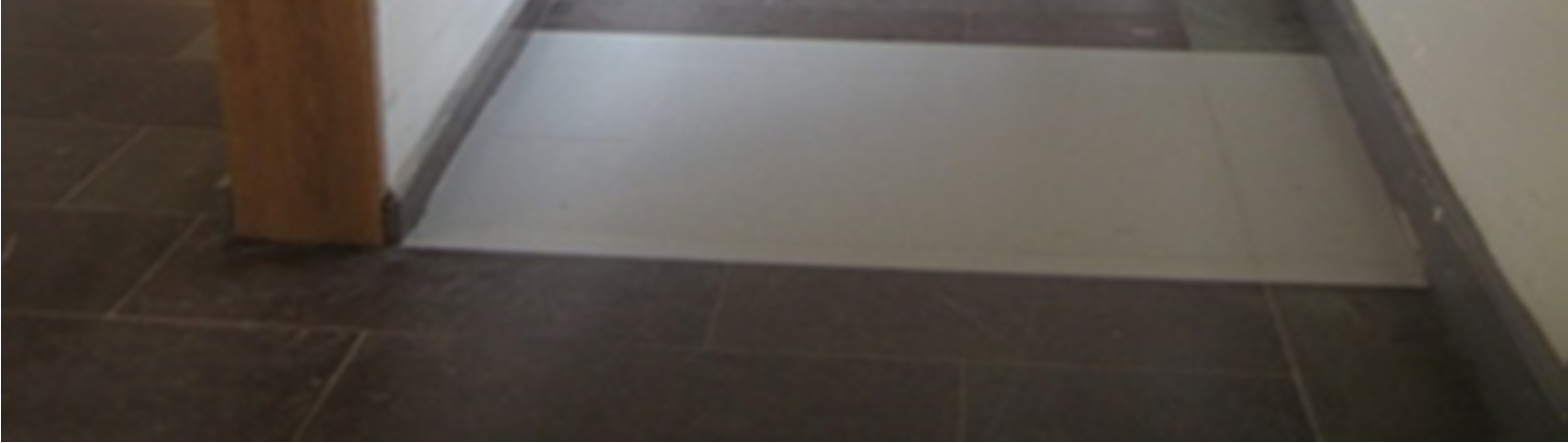 augusti Kungsholmens gymnasium, kontrasterande steg i avvikande sten. Bästa lösning, slits ej. Norra Real. Kontrasterande steg målade, utslitna. Har kompletterats med inborrade vita marmorcylindrar.