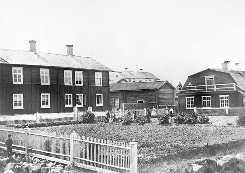 ångskönfärgeri på platsen för det tidigare nöjesetablissementet Kasino, nuvarande Robertsviks ångsåg, (idag 2015 Landstingshuset) och E.A.