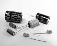 Kondensatorer - för hålmontering Elektrolytkondensatorer Elektrolytkondensatorer är sorterade i två grupper: radiella (stående) och axiella (liggande) R = Radiell, A = Axiell.