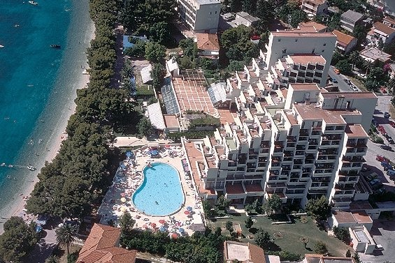 Hotel 1. Hotel Meteor (****), Makarska (10-15 min promenad till tennisbanor) - Buffet frukost 07.00-10.00 - Buffet lunch 12.00-14.00 - Buffet middag ca 22.