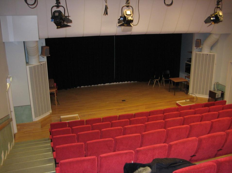 4.8 Kapprum utanför Hörsal D Hörsalen ligger i källarplan och används bland annat för filmvisning och diverse teaterarrangemang.