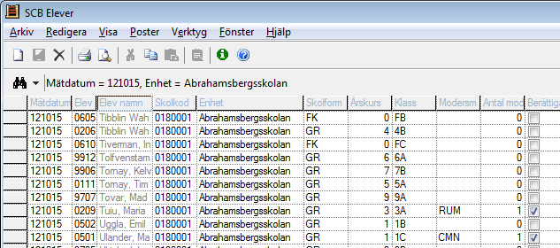 När grundrapporterna skapats söker du fram eleverna genom att klicka på pilen bredvid kikaren och väljer Urval.
