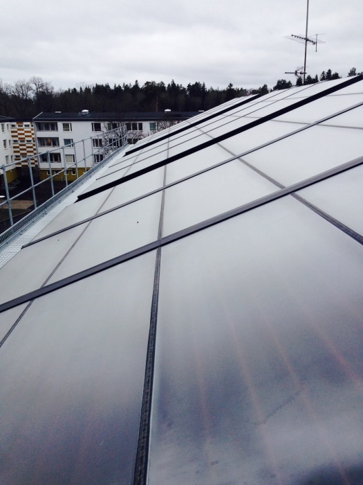 Solfångarna, som installerades på Lagrådsgatan 18 (byggnad 232), är 12 st plana Aquasol Big AR, se figur 6. Dessa har en referensarea på 12,6 m 2, totalt 151 m 2.