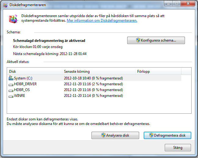 . Klicka på Start - Kontrollpanelen, klicka på System och säkerhet och sen på Defragmentera hårddisken under Administrationsverktyg. Markera önskad enhet. Klicka på Defragmentera disk.