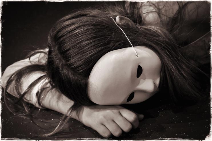 Barnen får prova på olika teatermasker för valt arbetsområde, i form av djurmasker, neutrala masker, halvmasker, lösnäsor m.m. Skriva egna manus eller läsa och gestalta befintliga sagor, berättelser eller manus.