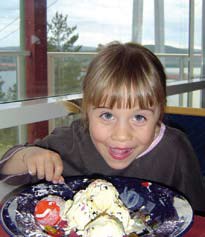 Barnmeny - För dig upp till 12 år Pannkaka 65:- Tunna pannkakor serveras med vispad grädde, glass, jordgubbssylt och en kylskåpskall läsk.