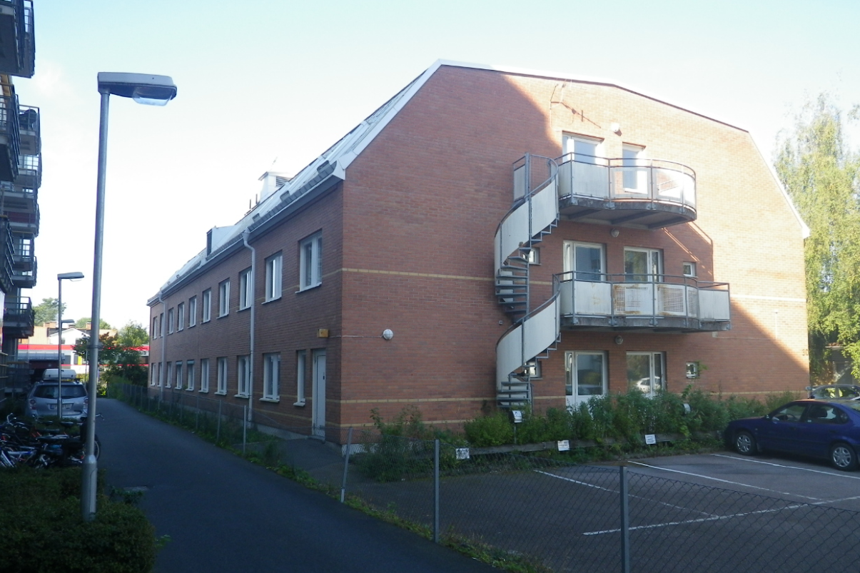 Kvarngärdet 62:2, Uppsala Riskbedömning 2014-10-14 Version 1 Figur 5. Huvudentré för byggnaden på fastigheten Kvarngärdet 62:2. I bakgrunden kan järnvägens nuvarande plank skönjas.
