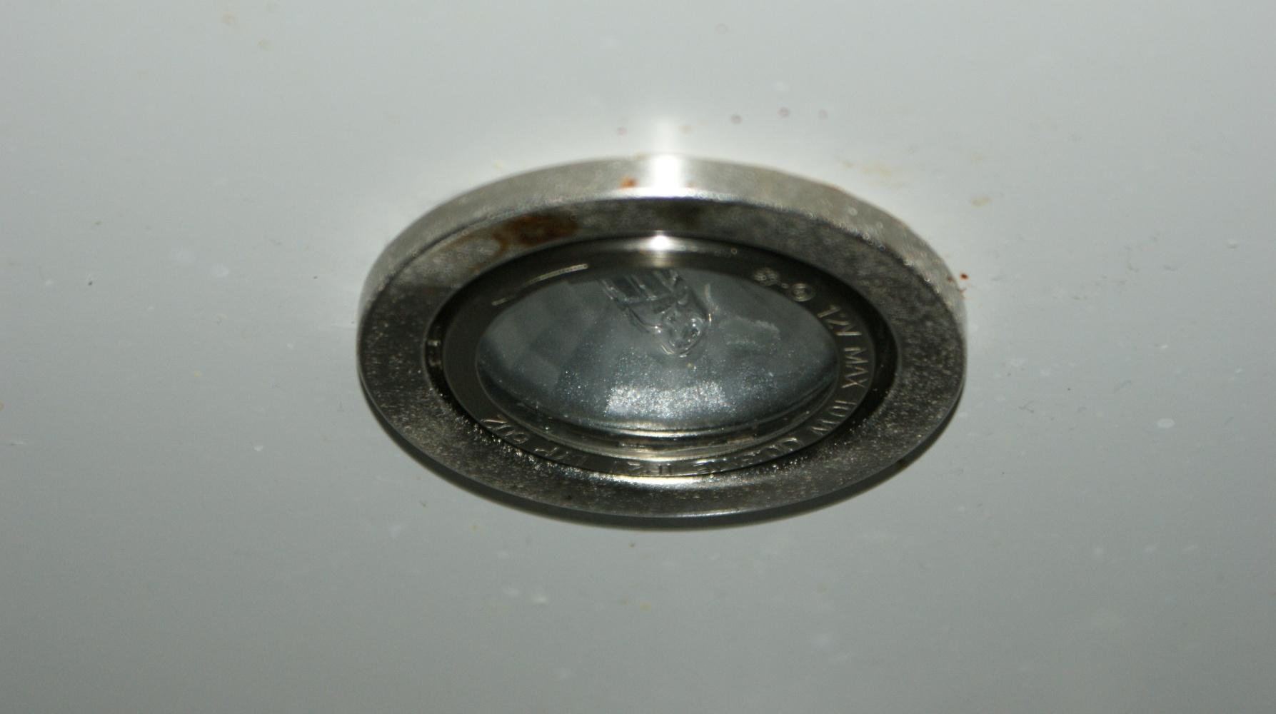 Bänkbelysning med halogen lampor.