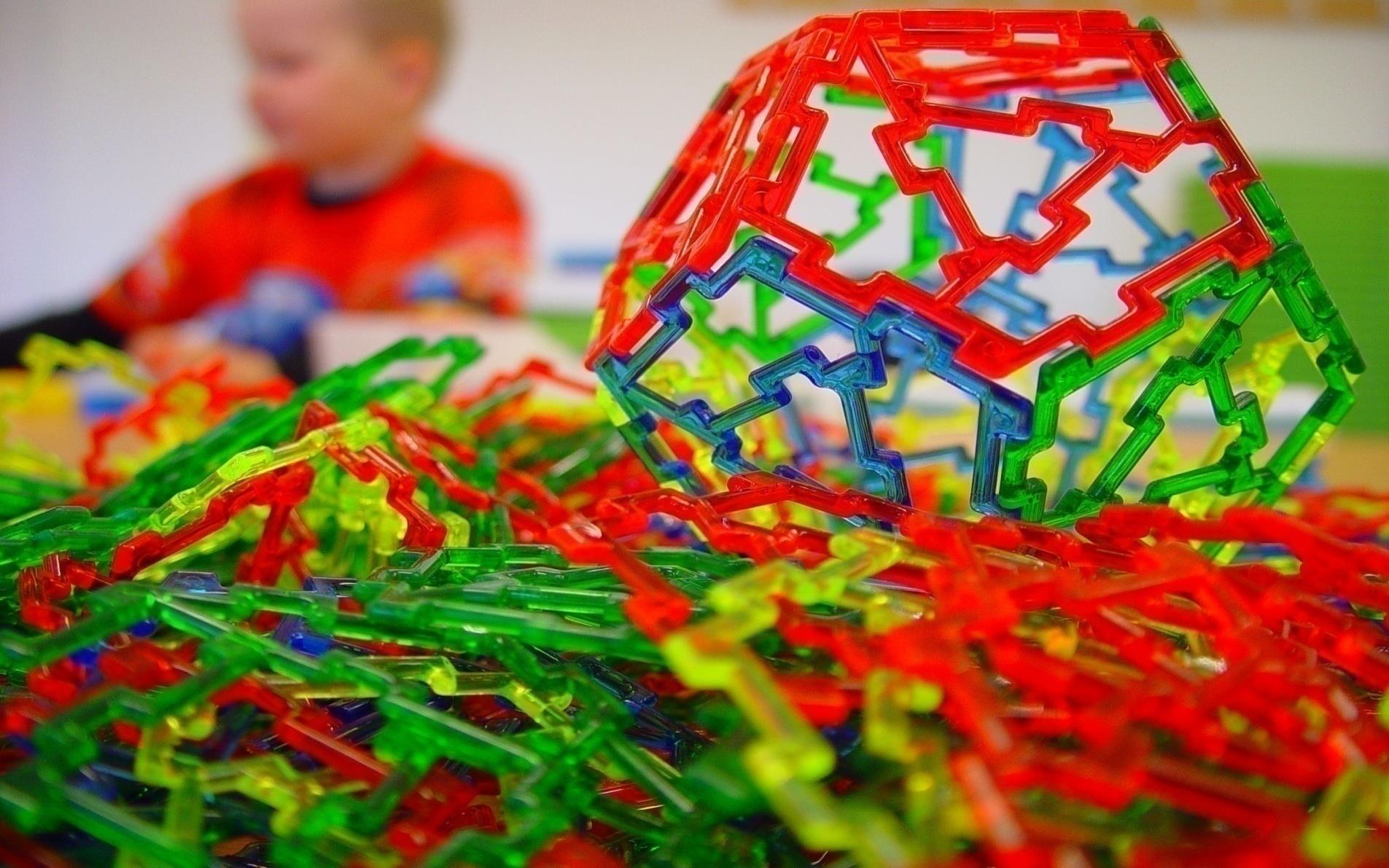 Matteljéns uppdrag är att stödja utvecklingen av matematikutbildning i förskola och skola.