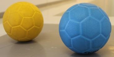 förord Handboll är ett lätt och roligt spel att spela i skolan! Flickor och pojkar kan spela tillsammans. Att hantera bollen med händerna är lätt, och därför kan alla delta och göra mål!