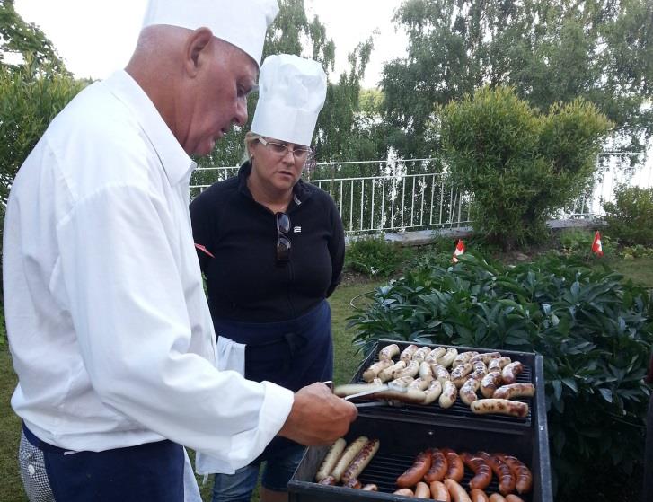 4. Jahresbericht des letzten Jahres Die 1. Augustfeier, von Paul Kienast und Hans Oppliger organisiert, lockte 63 Erwachsene und 12 Kinder zum gemeinsamen Feiern.