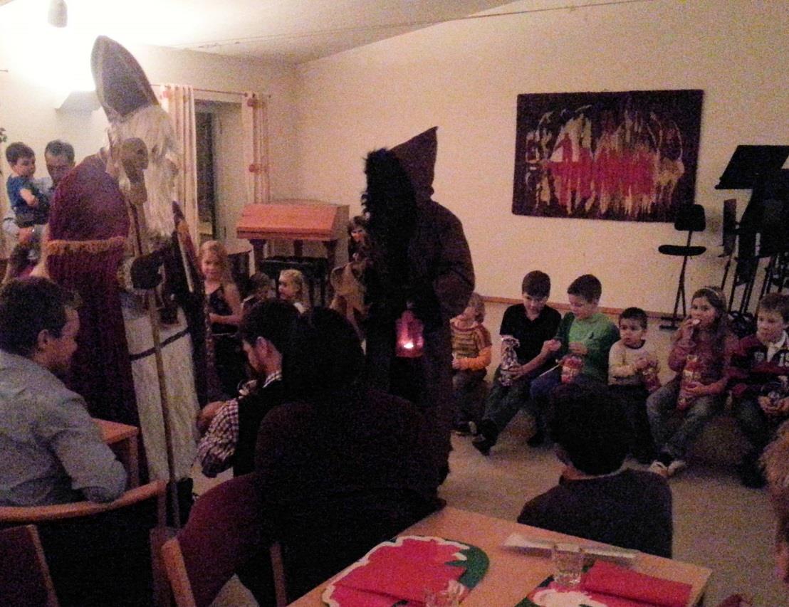 4. Jahresbericht des letzten Jahres Dieses Jahr hat die Märchentante wieder ihre Geschichten erzählt und anschliessend kam der Samichlaus (Christoph Romann) mit seinem Schmutzli (Fam.
