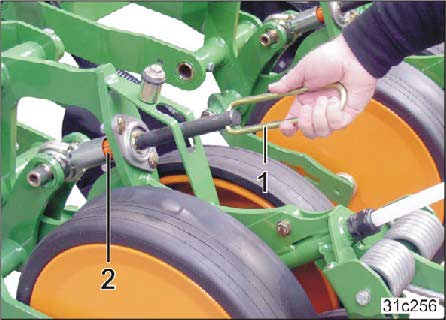 Konstruktion och funktion 5.9.8 Skivbill med dubbla skivor Skivbillen med dubbla skivor (Bild 80/1) stöder sig på de båda bärrullarna (Bild 80/2) och håller arbetsdjupet konstant.